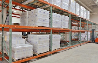 The push-back pallet racking system is based on the LIFO (last in, first out) management system, so goods are accessed from a single aisle